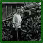 Fendre le bois tait une des corves que les femmes faisaient sur la ferme. v. 1920s 