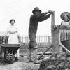 Creusant un puits sur une ferme dans le sud de lAlberta, ca. 1910.