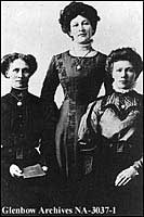 Les soeurs Ostrom, colons norvgiens en Alberta, vers 1900.