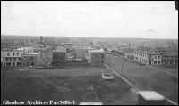Carte postale de Camrose, Alberta, ca. 1900-1909. L\htel Arlington est ? gauche, l\htel Windsor est ? droite.