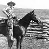 Un cavalier ? cheval sur un ranch du sud de lAlberta, ca. 1880.