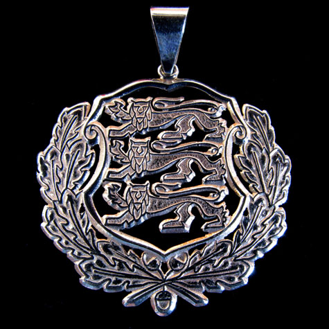 The engraved gold pendant with Estonian Coat of Arms  comprises three slim blue leopards surrounded by a wreath of golden oak leaves.
