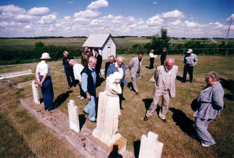 Estonian President Lennart Meri visits the  Estonian Cemetery near Linda Hall, Stettler, 2000.