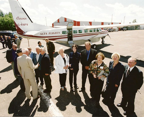 President Lennart Meri and family bidding farewell to Alberta Estonians following a visit in Stettler, 2000.