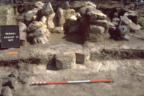 Bon exemple du travail d'archologues de priodes historiques. Cette excavation de foyer  t entreprise  Fort George: poste de traite des fourrures de la fin du 18me sicle sur la rivire nord-Saskatchewan.