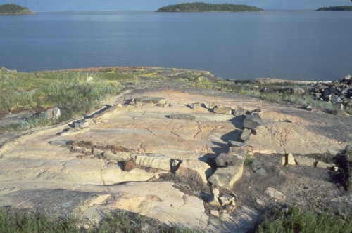 Quelques vestiges archologiques  Fort Chipewyan sur le lac Athabasca. Ce sont les fondations du magasin  poudre du poste.