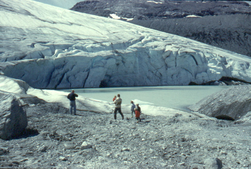 Le rchauffement global des quarante dernires annes  grandement rduit la taille du glacier, comme on peut le voir en comparant ces deux photos. La photo prise en 1960 montre les rochers bien en arrire du glacier.