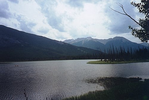 Vue sur la premier lac Vermilion et les montagnes environnantes.