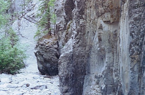 Vue des murs du canyon de la Grotte.