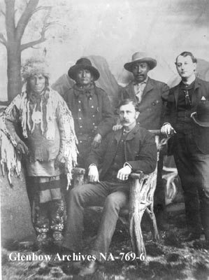 William B. Pocklington, agent des indiens Blood, avec les chefs Blood, sud de l'Alberta. G-D dernire range: One Spot, sous-chef, Blood; Corbeau Rouge, chef, Blood; Dave Mills, interprte ; E. R. Cowan.