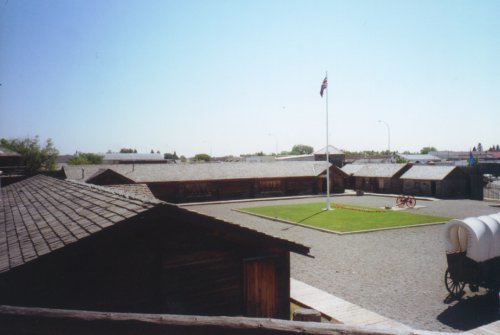 Fort MacLeod. Vue sur la cour  partir d'un des bastions.