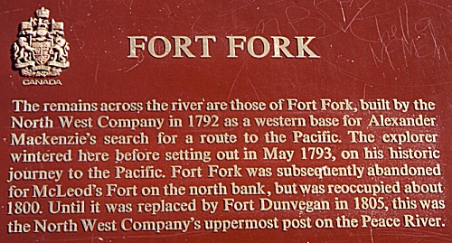 Les vestiges au travers de la rivire sont ceux de Fort Fork, construit par la Compagnie du Nord-Ouest en 1792 en tant que base pour la recherche d'Alexandre Mackenzie d'un passage vers le Pacifique. L'explorateur a hivern ici avant de lever le camp au mois de mai 1793, lors de son voyage historique vers le Pacifique. Fort Fork a t ultrieurement abandonn pour le Fort McLeod situ sur la rive nord, mais fut roccup vers 1800. Jusqu' ce qu'il fut remplac par le Fort Dunvegan en 1805, c'tait le poste de la Compagnie du Nord-Ouest le plus lev sur la rivire La paix.