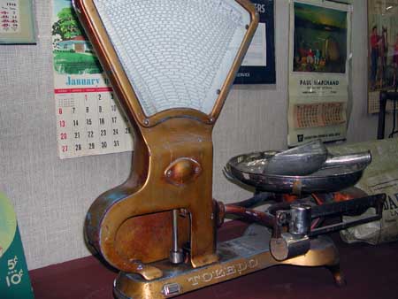 Old-fashioned small weigh scale
