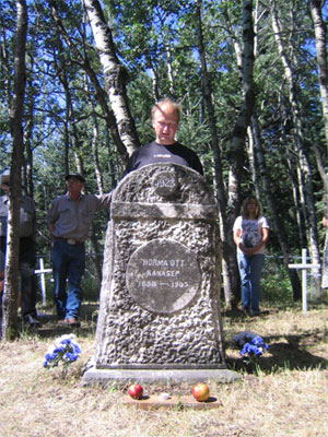Evar Saar, a relative of Horma Ott, participating in the Great Estonian Stone Exchange (GESE)event at the Raabis cemetery near Gilby, 2008  