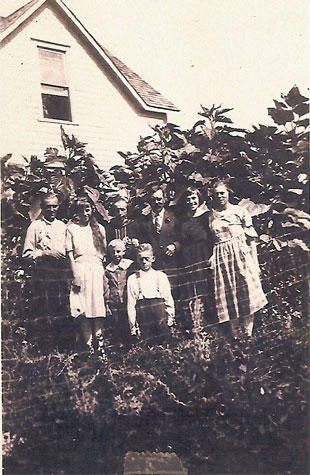 Peter Kerbes and his family in Stettler, 1923