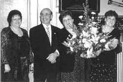 I coniugi John e Linda Mazzuca (al centro) ricevono gli omaggi per la loro lunga dedizione alla Societa.