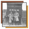 Des commentateurs de CKUA à la cabine de presse au campus de l'Université de l'Alberta. CKUA fut la première station à diffuser des sports en direct sur la radio.