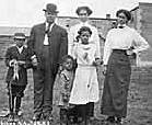 Famille de noirs, Vulcan, Alberta, 1903. G  d: Master Darby; Herbert Darby; Mme Darby; la soeur de Mme Darby, les trois filles en avant sont les filles Darby. Herbert Darby tait le chef-cuisinier  l\Imperial Hotel aprs son dplacement  Vulcan de Frank, aprs le glissement de terrain.