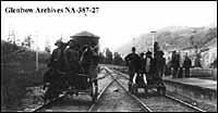 Des hommes de section chinois sur des chariots, Chemin de fer Canadien Pacifique, ca.1886.