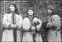 Une famille ukrainienne vtue de leur habillement traditionnel dans la rgion de Vegreville, Alberta, ca. 1906.
