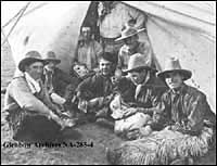 Un groupe du ranch Bar U ? un grand rassemblement, Pekisko, Alberta, 1900-1905.