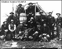 Un groupe dhommes au ranch Oxley, Willow Creek, Alberta, le 13 juin, 1901.