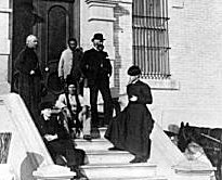 Prisonniers de rébellion de Riel à la prison pierreuse de montagne, Manitoba en 1886. L-R rangée arrière: Father Albert Lacombe; Big Bear, Cree; Sam Bedson, Warden; Father Clouthier.