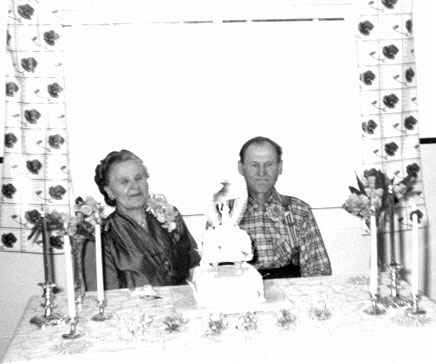 Gust and Linda (Kingsep) Mottus celebrate their 40th wedding anniversary in Medicine Valley, 1957.