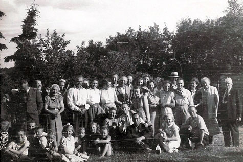 Summer Days at Estonian Hall, early 1950s. The photograph was taken in Salme and Arnold Matiisen\'s yard.
