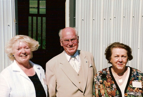 Anne-Marie Hodes and Eda McClung  with President Meri in Stettler, 2000.
