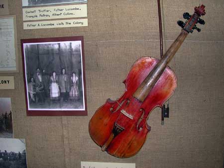 A fiddle, a traditional Mtis instrument