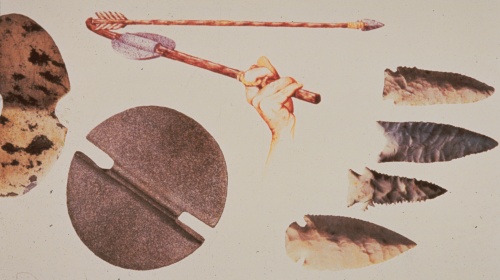 Pointes de propulseurs et contrepoids. L'illustration montre comment cet outil de projection fonctionnait. Des technologies similaires ont été utilisées pendant des milliers d'années en Alberta.