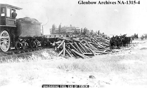 Train de travail du Canadien Pacifique dchargeant des traverses au bout du rail durant la construction de la voie, ca. 1882 - 1883.