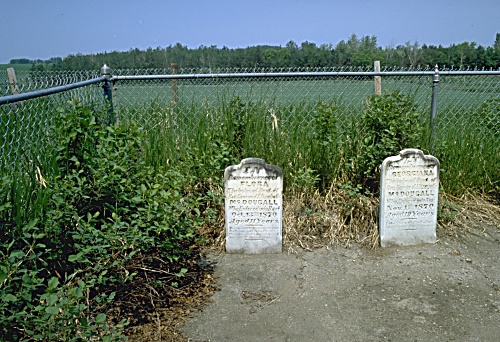 Tombes des filles de McDougall (Flora et Georgiana)  Victoria Settlement. Le rvrend George McDougall, missionnaire mthodiste, est venu dans l'Ouest en 1862 et a tabli la mission de Fort Victoria.