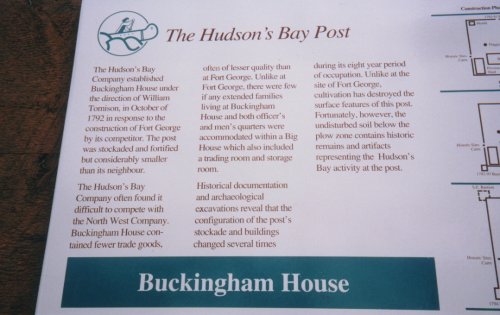 Panneau interpretative au Site historique provincial de Fort George et la Maison Buckingham.