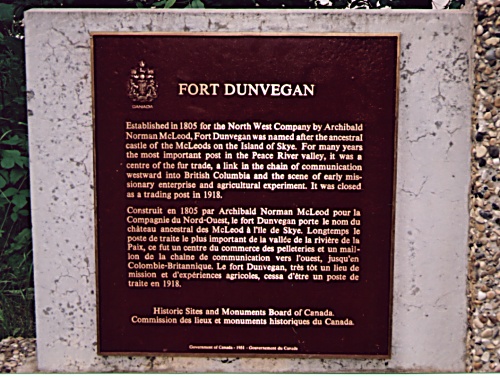 Plaque commmorant Fort Dunvegan.