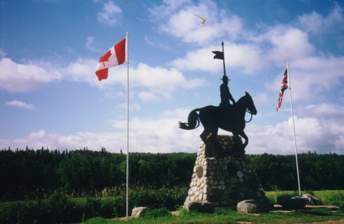 Statue d'un policier de la Police monte du Nord-Ouest. Cette police patrouillait l'Ouest et fut renomme plus tard Gendarmerie royale du Canada.